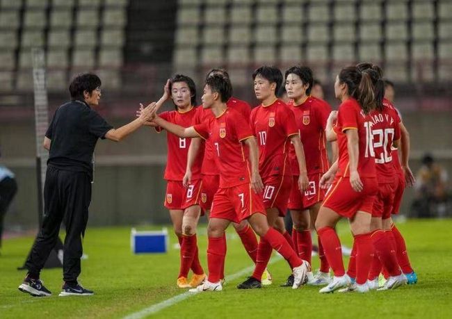 调教白丝女仆